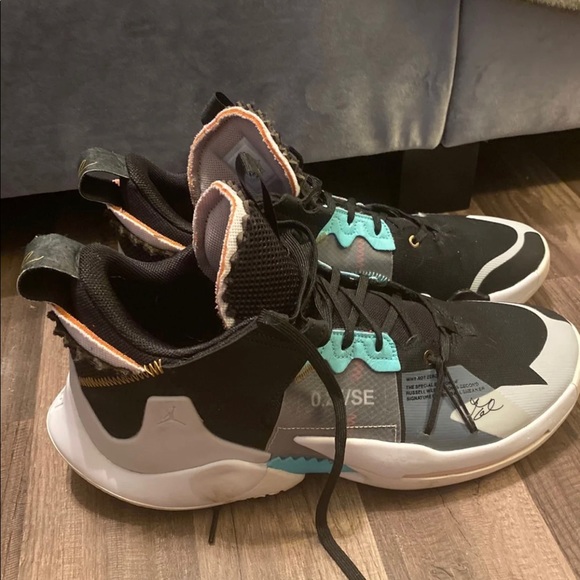 Athletic_Shoes